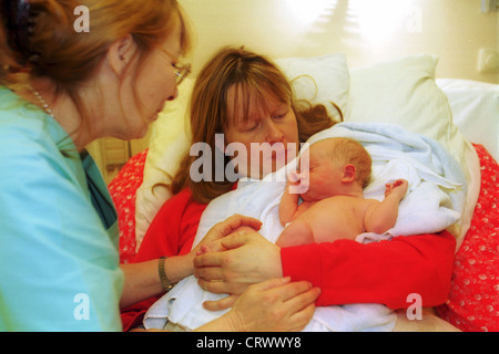 Eine Hebamme Pflege Mutter und Kind nach der Geburt Stockfoto