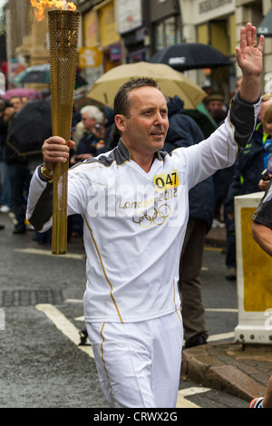 Der Olympische Fackellauf St Giles St Northampton England Stockfoto