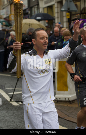 Der Olympische Fackellauf St Giles St Northampton England Stockfoto