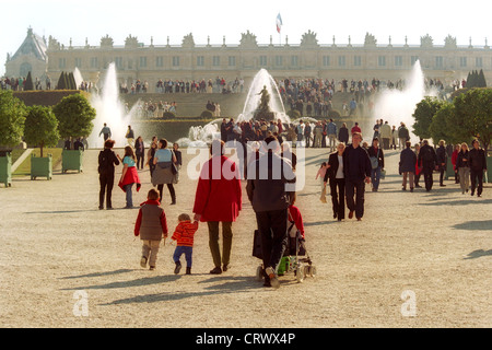 Touristen vor der Kulisse des Schloss Versailles bei Paris Stockfoto