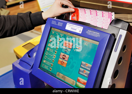 National Lottery Terminals in einem Geschäft. VEREINIGTES KÖNIGREICH. Stockfoto