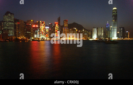 Die Skyline von Hong Kong Island im Abendlicht Stockfoto