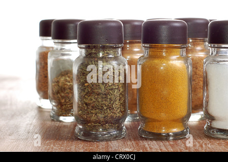 Vielzahl von Gewürzen in der Flasche Stockfoto