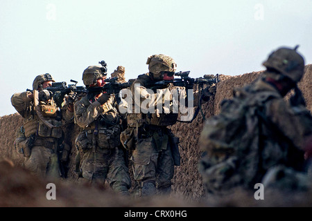 US-Fallschirmjäger mit der 82nd Airborne Division, die hinter einem Schlamm-Mauer als sie auf aufständische Kräfte bei einem Feuergefecht 15. Juni 2012 am Stadtrand von Spedar, einem abgelegenen Dorf in der Provinz Ghazni Feuer positioniert. Stockfoto