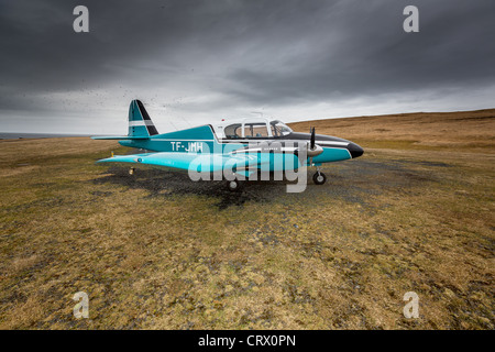 Piper PA-23-150 (Apache) auf dem Flugplatz in Grimsey, Island Stockfoto