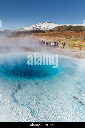 Touristen warten Strokkur Geysir ausbrechen, Island Stockfoto