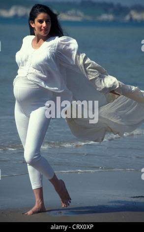 Schwangere Frau am Strand Stockfoto