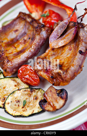 Gegrillte spare-Ribs auf dem Teller Stockfoto