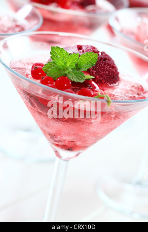 Köstliche leichte Sommer-cocktail mit Rosa Champagner und schwarze Johannisbeeren-Sorbet Stockfoto