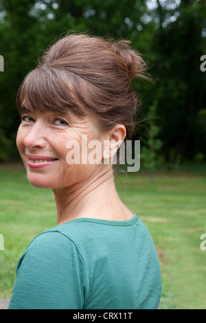Reife Frau lächelnd Stockfoto