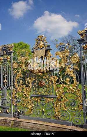 Reich verzierte Tor in Der Kronprinzengarten, Hampton Court Palace, Hampton, Bezirk Richmond upon Thames, London, England, Vereinigtes Königreich Stockfoto