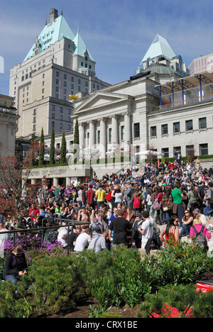 Masse Höhe von Menschen versammeln sich in der Vancouver Art Gallery während der Stadt jährlich 4 20 Marihuanarauch in. Stockfoto