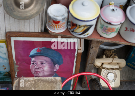 Vorsitzender Mao Erinnerungsstücke auf Verkauf in Dongtai Road Antiquitätenmarkt in Shanghai, China. Stockfoto