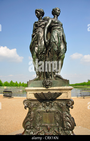 Statue im East Gardens, Hampton Court Palace, Hampton, Londoner Stadtteil Richmond upon Thames, London, England, Vereinigtes Königreich Stockfoto