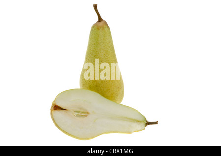 Frische ganze grüne Birne und eine Birne schneiden im halb - Studio mit einem weißen Hintergrund gedreht. Stockfoto