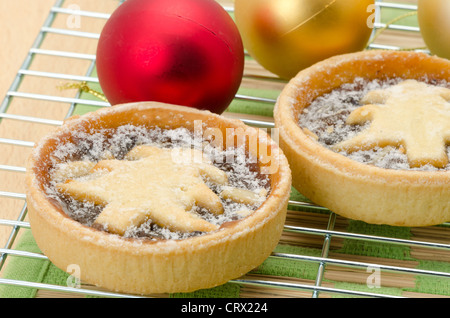 Festliche oder Weihnachten Mince Pies frisch gemacht und platziert auf einem Draht Rack mit einer geringen Schärfentiefe-Kühlung Stockfoto