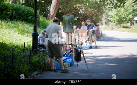 Künstler profitieren Sie von den nicht zu heißes Sommerwetter auf ihre Leinwand im Central Park in New York arbeiten Stockfoto