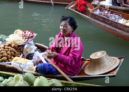 Der Damnoen Saduak schwimmenden Markt, ein wichtiges touristisches Ziel in Thailand. Le Marché Flottant de Damnoen Saduak En Thaïlande. Stockfoto