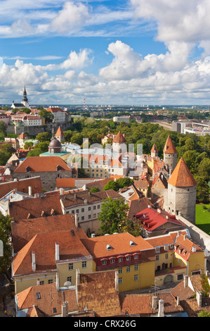 Skyline von Tallinn, Altstadt, rote Ziegeldachverteidigungstürme und Stadtmauern, estland-baltische Staaten Stockfoto