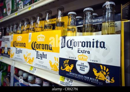 Flaschen importiert aus Mexiko Corona Bier sind in einem Supermarkt in New York zu sehen Stockfoto