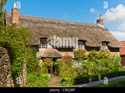 Thornton-le-Dale Reetdachhaus und Thornton Beck in Thornton le Dale North Yorkshire England Großbritannien GB Europa - britisches Reetdachhaus england Stockfoto