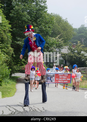 Niantic, CT - 4. Juli 2011: Kleinstadt Amerika jährliche Independence Day Parade Mann gekleidet wie Uncle Sam auf Stelzen. Ähnliche Fotos Stockfoto