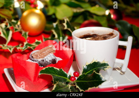 Schoko Yule Log und eine heiße Schokolade mit einem saisonalen Weihnachten Hintergrund - Studio gedreht Stockfoto