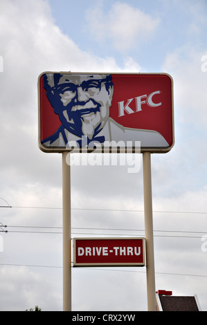 Aufatmen am Straßenrand für KFC Kentucky Fried Chicken einmal genannt. Foto im Juni 2012 in Tyler, Texas. Stockfoto