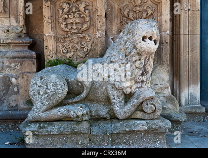 Steinlöwen bewachen die Tür der sizilianischen Barockkirche St. Sebastian (San Sebastiano) in Palazzolo Acreide, im Süden Siziliens, umgebaut im Jahr 1703 Stockfoto