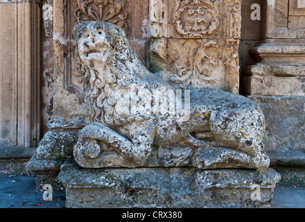 Steinlöwen bewachen die Tür der sizilianischen Barockkirche St. Sebastian (San Sebastiano) in Palazzolo Acreide, im Süden Siziliens, umgebaut im Jahr 1703 Stockfoto