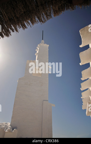 Schornstein der weiß getünchten Angeln Dorfentwicklung von Binibeca, Menorca, Balearen, Spanien Stockfoto