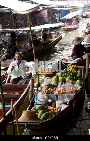 Der Damnoen Saduak schwimmenden Markt, ein wichtiges touristisches Ziel in Thailand. Le Marché Flottant de Damnoen Saduak En Thaïlande. Stockfoto