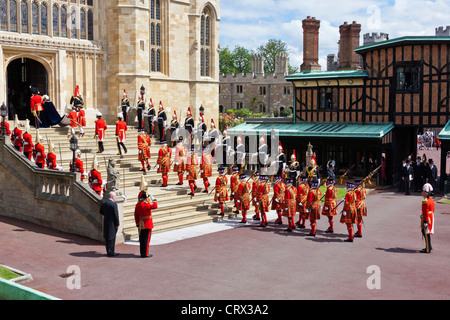 Königin und Yeomen Of The Guard aufsteigender Eingabe Str. Georges Kapelle am Strumpfband das Ritual des Windsor Castle 18. Juni 2012. PER0190 Stockfoto