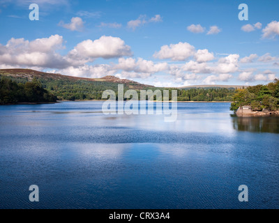 Burrator Reservoir im Spätsommer mit Leather Tor in der Ferne. Dartmoor National Park, Devon, England, Vereinigtes Königreich. Stockfoto