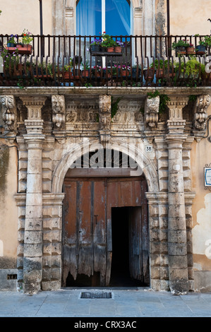 Groteske Köpfe verzieren die Fassade eines alten Hauses in Palazzolo Acreide, südliches Scily, Italien Stockfoto