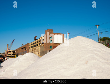 Salzberge, verwendet, um zu verhindern, dass Einfrieren auf den Straßen während der Winterstürme, gesehen in gestapelten Speicher ist Stockfoto