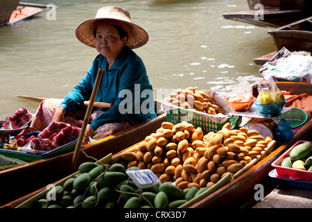 Der Damnoen Saduak schwimmenden Markt, ein wichtiges touristisches Ziel in Thailand. Le Marché Flottant de Damnoen Saduak En Thaïlande. Stockfoto