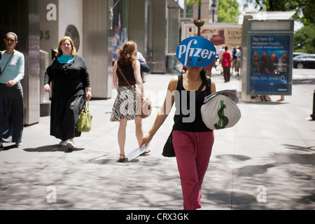 Aktivisten aus mehreren Gruppen protestieren gegen das Trans-Pacific Partnership Handelsabkommen vor Pfizer Medikamente in New York Stockfoto