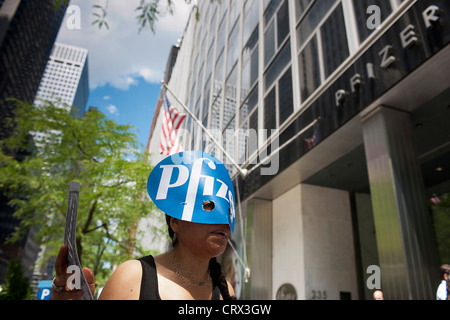 Aktivisten aus mehreren Gruppen protestieren gegen das Trans-Pacific Partnership Handelsabkommen vor Pfizer Medikamente in New York Stockfoto