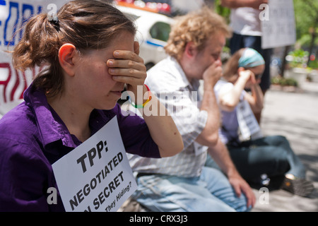 Aktivisten aus mehreren Gruppen protestieren gegen das Trans-Pacific Partnership Handelsabkommen vor Pfizer Medikamente in New York Stockfoto