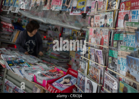 News-Kiosk verkauft Zeitungen und Zeitschriften, in Shanghai, China Stockfoto