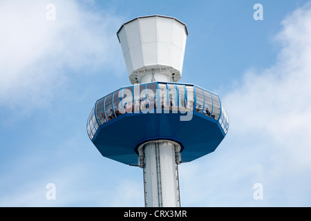 Passagiere genießen eine Fahrt auf dem Weymouth Sealife Tower, Jurassic Skyline Tower, um die Aussicht von Weymouth Dorset UK im Juni zu bewundern Stockfoto