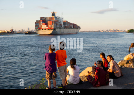 Staten Inselbewohner und Besucher entspannen direkt am Wasser Stockfoto