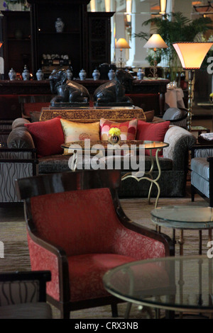 Es ist ein Foto von einem Luxushotel Lobby Rezeption eines 5-Sterne-Hotels in Bangkok in Thailand, Asien. Wir können sehen, Sofas & couch Stockfoto