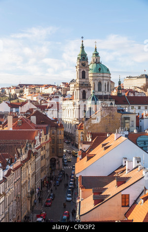 Panoramablick in Richtung St.-Nikolaus-Kirche in geringerem von Prag, Tschechische Republik Stockfoto