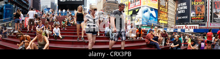 Menschen entspannen Sie sich auf der roten Treppe hinter der TKTS Stand am Times Square in New York Stockfoto