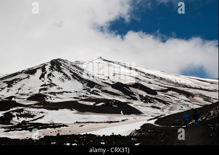 Der Gipfel des Vulkans Ätna (3350m) in Sizilien, Italien, gesehen Mitte April von oben die Berghütte Rifugio Sapienza auf ca. 1900m Stockfoto