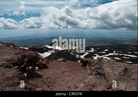 Ein Blick über die Ebene unter dem Ätna, Sizilien, Italien, von den Silvestri Krater (1900m) zeigt die eisenreiche rote Lava Stockfoto