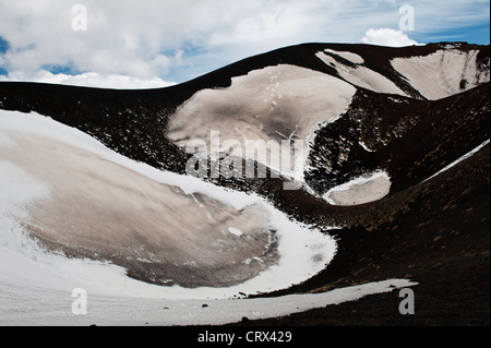 Landschaft auf dem Ätna, Sizilien, Italien, Mitte April, über dem Krater links von der Eruption von 2002, auf 1900m in der Nähe der Rifugio Sapienza Stockfoto