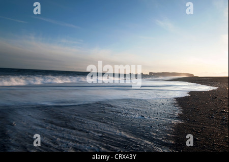 Reynisfjara Strand mit Kappe Dyrhólaey, Südküste Islands Stockfoto